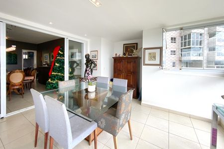 Apartamento à venda com 219m², 4 quartos e 4 vagasVaranda coberta da Sala