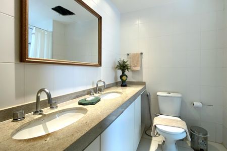 Apartamento à venda com 219m², 4 quartos e 4 vagasBanheiro da Suíte 1