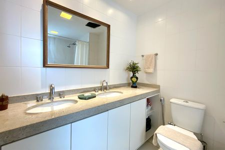 Apartamento à venda com 219m², 4 quartos e 4 vagasBanheiro da Suíte 1