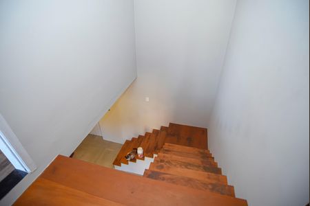 Casa para alugar com 200m², 2 quartos e 3 vagas Casa para alugar com 200m², 2 quartos e 3 vagasEscada