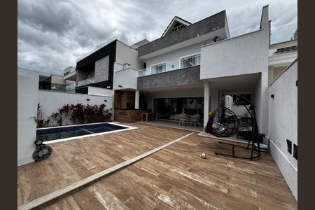 Casa de condomínio à venda com 350m², 5 quartos e 5 vagasFachada