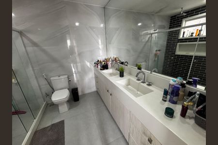 Casa de condomínio à venda com 350m², 5 quartos e 5 vagasBanheiro da Suíte 1