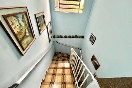 Casa à venda com 143m², 2 quartos e 2 vagas Casa à venda com 143m², 2 quartos e 2 vagasEscada