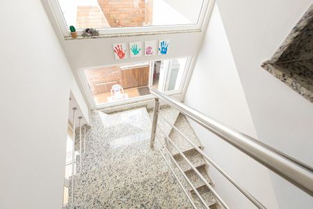 Casa de condomínio para alugar com 191m², 3 quartos e 2 vagasEscada