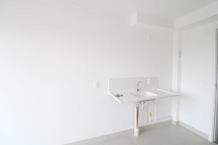 Cozinha de apartamento para alugar com 1 quarto, 27m² em Jardim Itacolomi, São Paulo