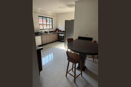 Casa para alugar com 3 quartos, 366m² em Vila Zat, São Paulo