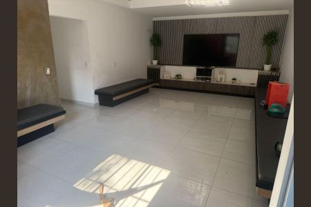 Casa para alugar com 3 quartos, 366m² em Vila Zat, São Paulo