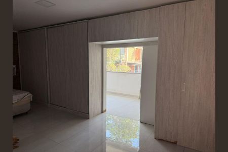 Casa para alugar com 3 quartos, 366m² em Vila Zat, São Paulo