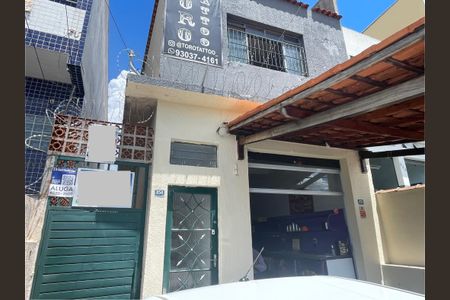 Placa instalada na fachada do imóvel  de kitnet/studio para alugar com 1 quarto, 28m² em Jardim Rosa de Franca, Guarulhos