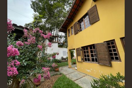 Casa de condomínio para alugar com 581m², 4 quartos e 3 vagas Casa de condomínio para alugar com 581m², 4 quartos e 3 vagasFachada