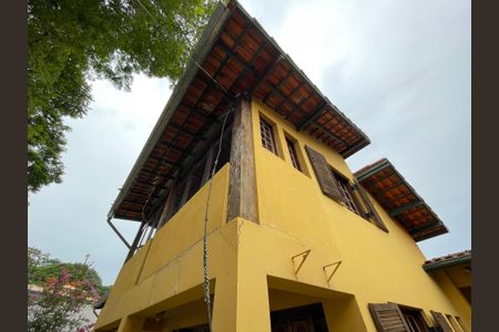 Casa de condomínio para alugar com 581m², 4 quartos e 3 vagas Casa de condomínio para alugar com 581m², 4 quartos e 3 vagasFachada