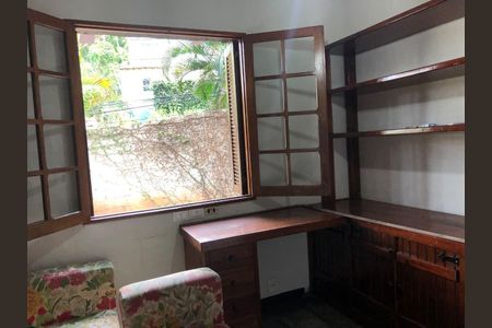 Casa de condomínio para alugar com 150m², 3 quartos e 4 vagasSala