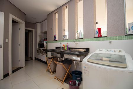 Casa de condomínio para alugar com 629m², 5 quartos e 6 vagasÁrea de Serviço