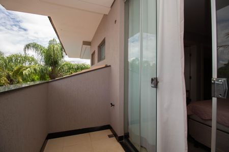 Casa de condomínio para alugar com 629m², 5 quartos e 6 vagasSacada 1