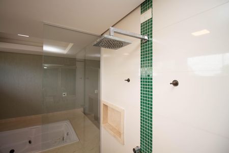 Casa de condomínio para alugar com 629m², 5 quartos e 6 vagasBanheiro da Suíte Master