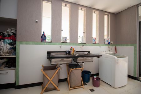 Casa de condomínio para alugar com 629m², 5 quartos e 6 vagasÁrea de Serviço