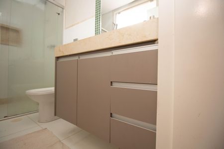 Casa de condomínio para alugar com 629m², 5 quartos e 6 vagasBanheiro da Suíte 1