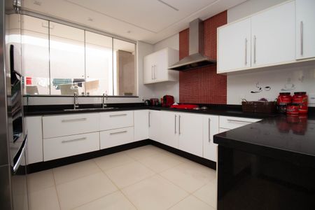 Casa de condomínio para alugar com 629m², 5 quartos e 6 vagasCozinha