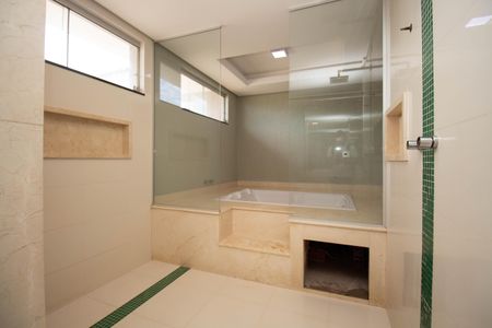 Casa de condomínio para alugar com 629m², 5 quartos e 6 vagasBanheiro da Suíte Master