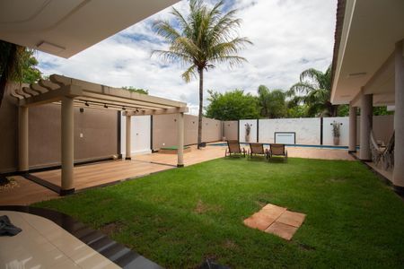 Casa de condomínio para alugar com 629m², 5 quartos e 6 vagasQuintal