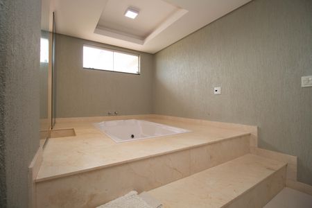 Casa de condomínio para alugar com 629m², 5 quartos e 6 vagasBanheiro da Suíte Master