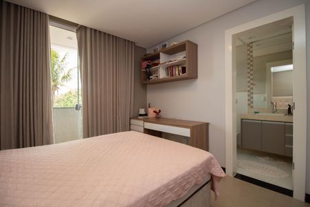 Casa de condomínio para alugar com 629m², 5 quartos e 6 vagasSuíte 2