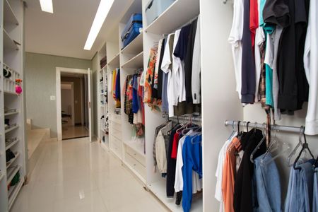 Casa de condomínio para alugar com 629m², 5 quartos e 6 vagasCloset da Suíte Master