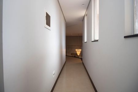 Casa de condomínio para alugar com 629m², 5 quartos e 6 vagasCorredor