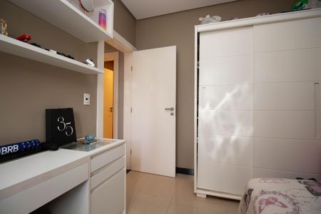 Casa de condomínio para alugar com 629m², 5 quartos e 6 vagasQuarto