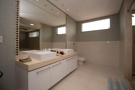 Casa de condomínio para alugar com 629m², 5 quartos e 6 vagasBanheiro da Suíte Master