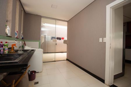 Casa de condomínio para alugar com 629m², 5 quartos e 6 vagasÁrea de Serviço