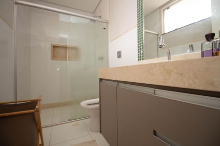 Casa de condomínio para alugar com 629m², 5 quartos e 6 vagasBanheiro da Suíte 1