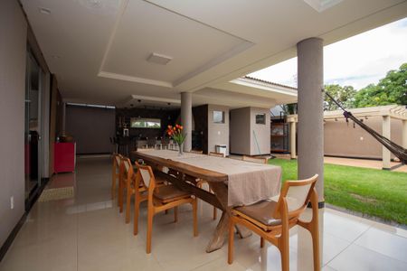 Casa de condomínio para alugar com 629m², 5 quartos e 6 vagasVaranda