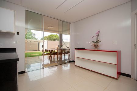 Casa de condomínio para alugar com 629m², 5 quartos e 6 vagasCozinha