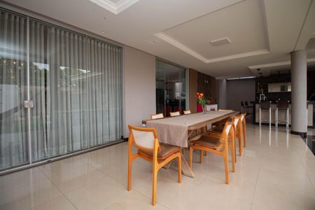 Casa de condomínio para alugar com 629m², 5 quartos e 6 vagasVaranda