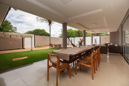 Casa de condomínio para alugar com 629m², 5 quartos e 6 vagasVaranda