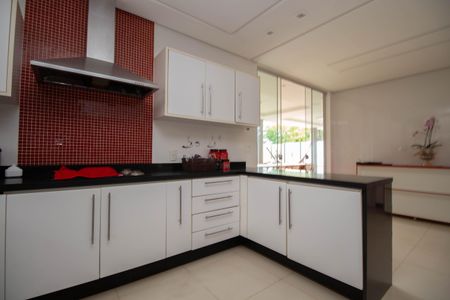 Casa de condomínio para alugar com 629m², 5 quartos e 6 vagasCozinha