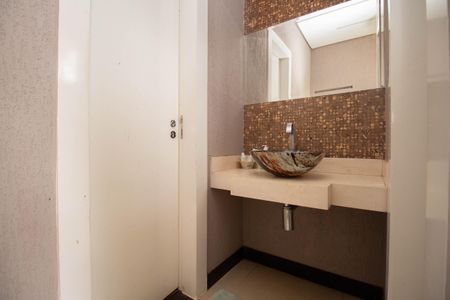 Casa de condomínio para alugar com 629m², 5 quartos e 6 vagasBanheiro