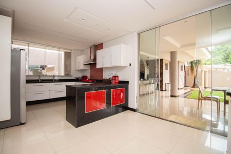 Casa de condomínio para alugar com 629m², 5 quartos e 6 vagasCozinha