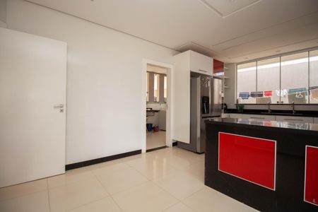 Casa de condomínio para alugar com 629m², 5 quartos e 6 vagasCozinha