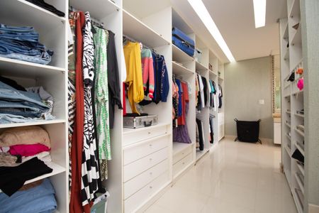 Casa de condomínio para alugar com 629m², 5 quartos e 6 vagasCloset da Suíte Master