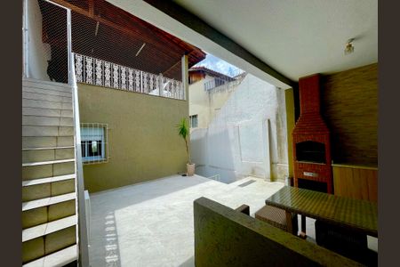 Casa à venda com 319m², 3 quartos e 2 vagasQuintal