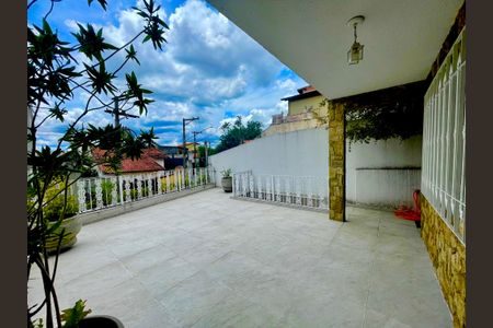 Casa à venda com 319m², 3 quartos e 2 vagasSacada sala