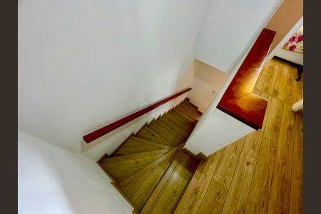 Casa à venda com 319m², 3 quartos e 2 vagasEscada interna
