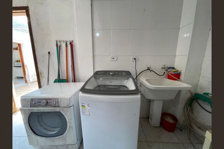 Casa à venda com 200m², 3 quartos e 3 vagas Casa à venda com 200m², 3 quartos e 3 vagasLavanderia