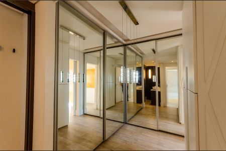 Apartamento à venda com 127m², 2 quartos e 2 vagas Apartamento à venda com 127m², 2 quartos e 2 vagasSuíte 2 - closet