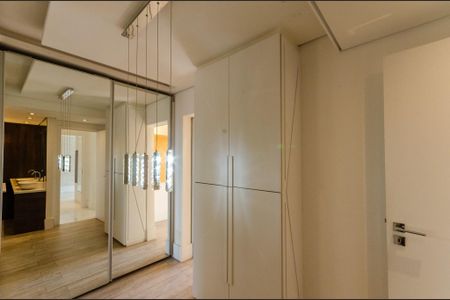 Apartamento à venda com 127m², 2 quartos e 2 vagas Apartamento à venda com 127m², 2 quartos e 2 vagasSuíte 2 - closet