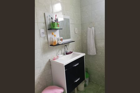 Banheiro de casa de condomínio para alugar com 2 quartos, 65m² em Penha, Rio de Janeiro