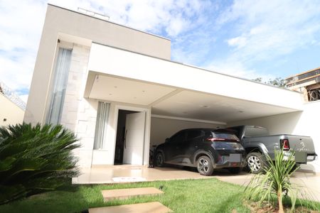 Casa para alugar com 210m², 3 quartos e 4 vagasFachada