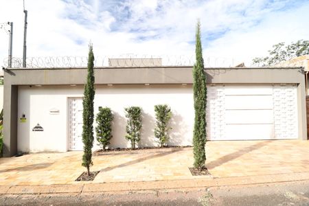 Casa para alugar com 210m², 3 quartos e 4 vagasFachada